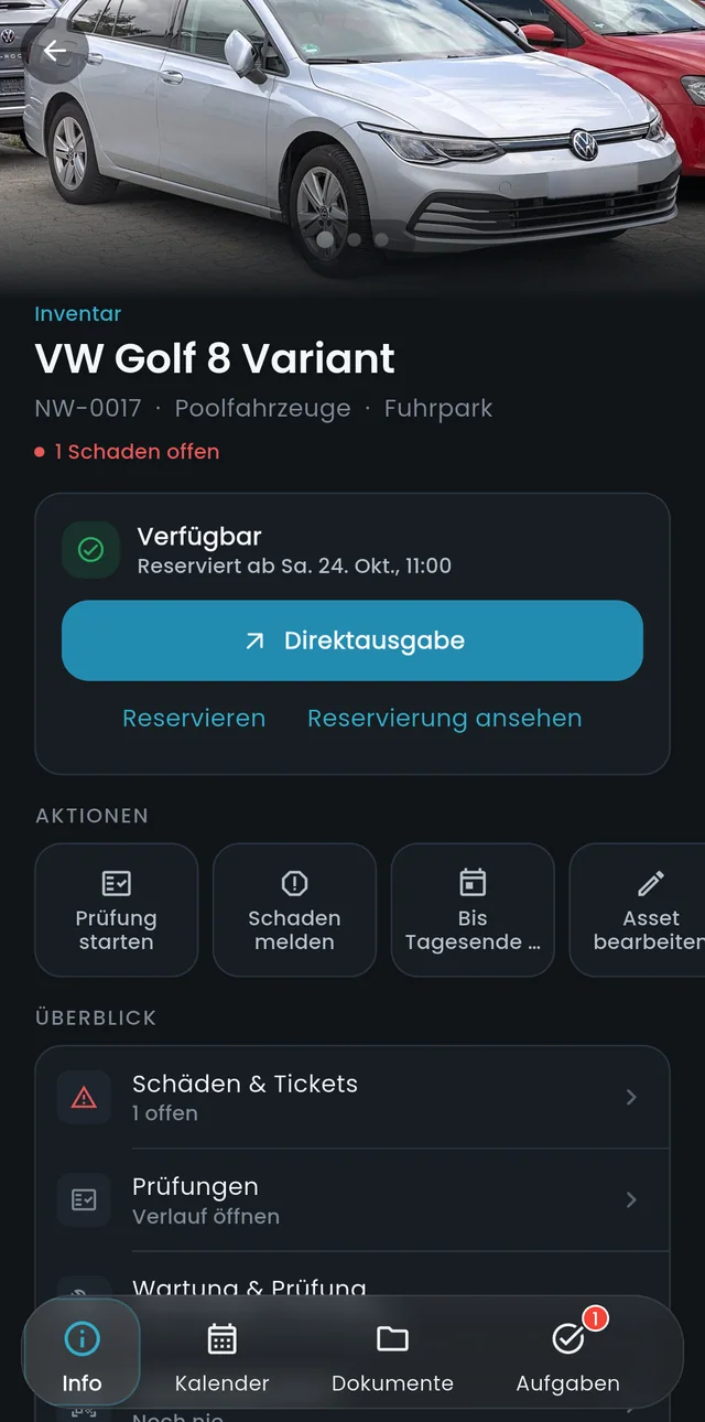 Geräteakte eines Poolfahrzeugs in der Loxify-App: Foto, ein offener Schaden, verfügbar mit Reservierung ab Samstag, Direktausgabe